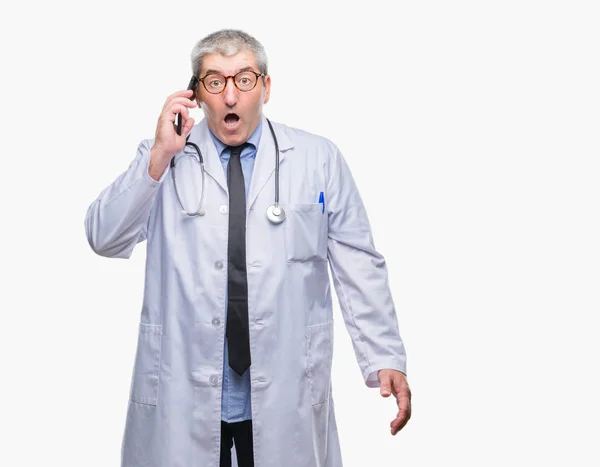 Bello Anziano Medico Uomo Parlando Smarpthone Sfondo Isolato Spaventato Shock — Foto Stock