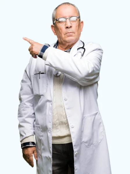Красивий Старший Лікар Медичному Пальто Вказуючи Пальцем Бік Показуючи Рекламу — стокове фото