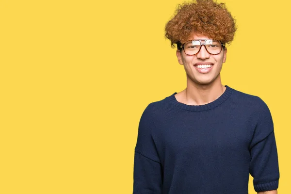 Junger Gutaussehender Mann Mit Afro Brille Mit Einem Fröhlichen Und — Stockfoto