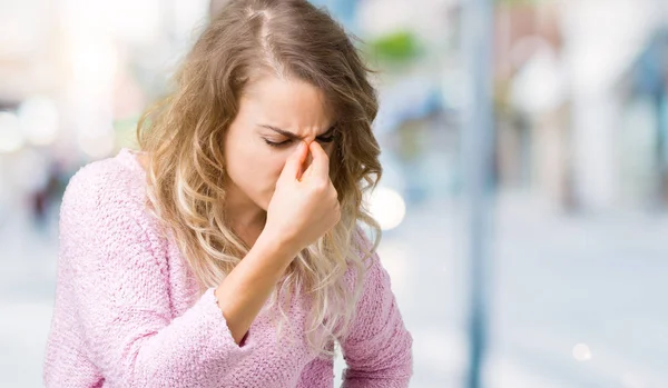 Schöne Junge Blonde Frau Über Isolierten Hintergrund Müde Reiben Nase — Stockfoto