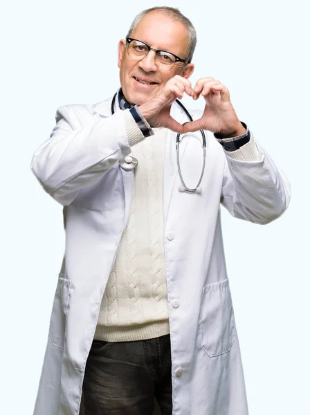 Bello Anziano Medico Uomo Indossa Cappotto Medico Sorridente Amore Mostrando — Foto Stock