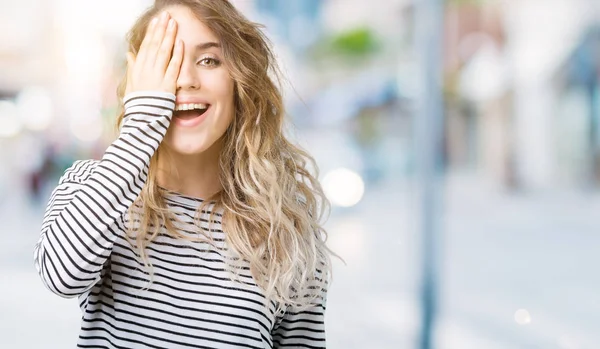 Smuk Ung Blondine Kvinde Iført Striber Sweater Isoleret Baggrund Dækker - Stock-foto