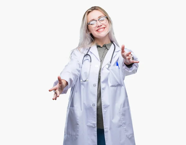 Junge Blonde Ärztin Mit Isoliertem Hintergrund Die Mit Offenen Armen — Stockfoto