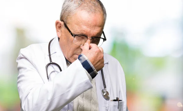 Hombre Guapo Médico Senior Con Abrigo Médico Cansado Frotando Nariz —  Fotos de Stock