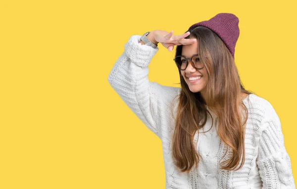 Junge Schöne Brünette Hipsterfrau Mit Brille Und Wintermütze Vor Isoliertem — Stockfoto