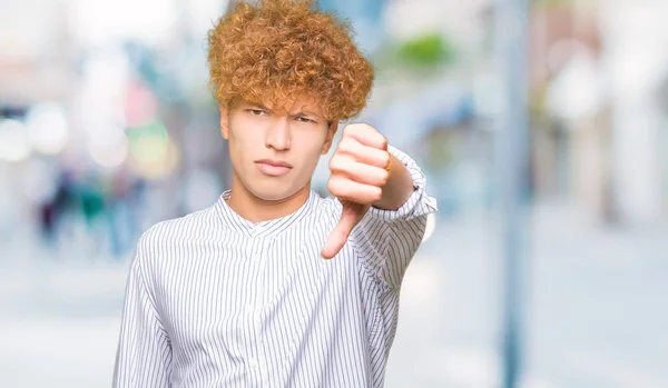 Mladý Pohledný Obchodní Muž Afro Vlasy Nosí Elegantní Tričko Nešťastný — Stock fotografie