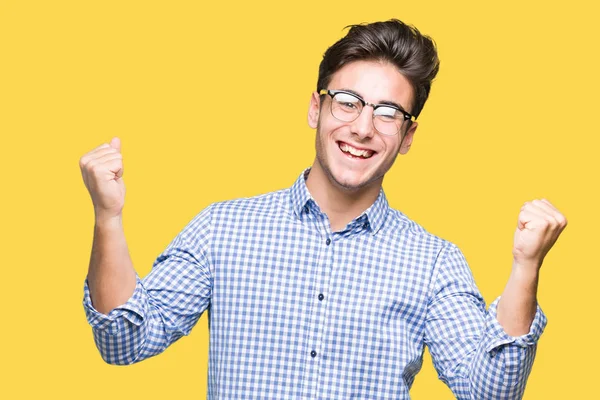 Ein Junger Gutaussehender Mann Mit Brille Vor Isoliertem Hintergrund Feiert — Stockfoto