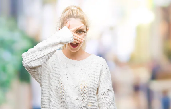 Молодая Красивая Блондинка Очках Изолированном Фоне Смотрящая Рукой Лицо Глаза — стоковое фото