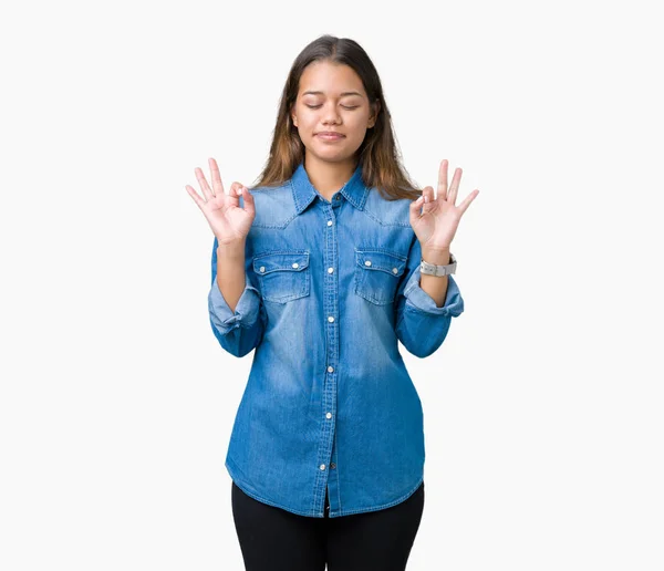 Joven Hermosa Morena Con Camisa Mezclilla Azul Sobre Fondo Aislado —  Fotos de Stock