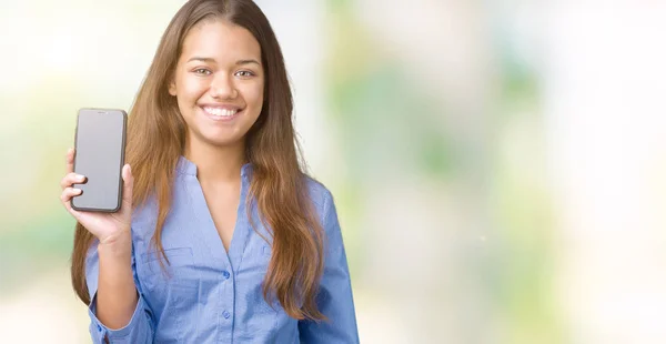 Joven Hermosa Mujer Negocios Morena Mostrando Pantalla Del Teléfono Inteligente — Foto de Stock