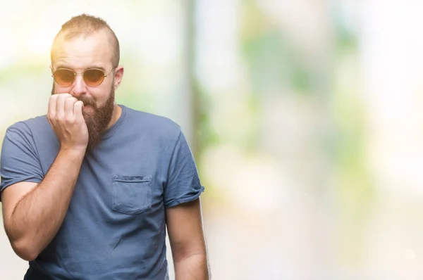 Giovane Uomo Hipster Caucasico Indossa Occhiali Sole Sfondo Isolato Cercando — Foto Stock