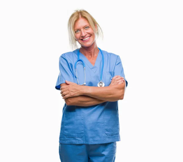 中年金发碧眼的护士医生医生妇女在孤立的背景快乐的脸微笑着交叉双臂看着镜头 积极的人 — 图库照片