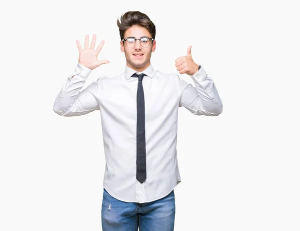 Joven Hombre Negocios Con Gafas Sobre Fondo Aislado Mostrando Apuntando —  Fotos de Stock