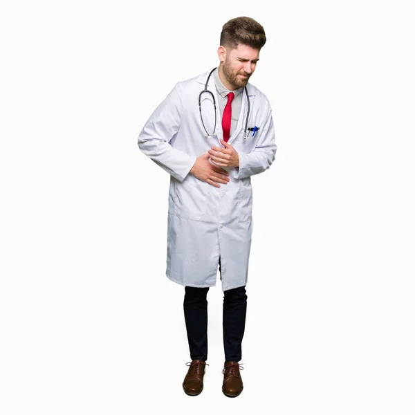 年轻英俊的医生穿医疗外套与手在胃部 因为恶心 痛苦的疾病感觉不适 Ache — 图库照片