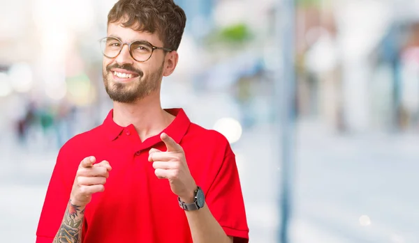 Jonge Knappe Man Met Bril Geïsoleerde Achtergrond Wijzen Vingers Naar — Stockfoto