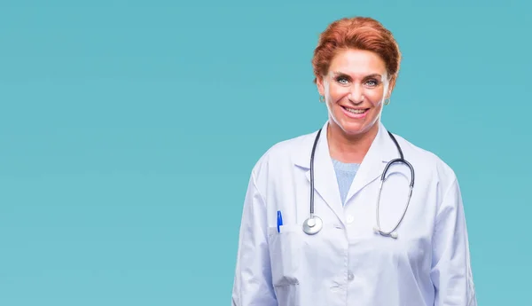 先輩の白人医師女性の顔に幸せとクールな笑顔で孤立した背景に医療制服を着てします 幸運な人 — ストック写真