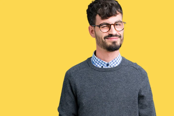 Joven Hombre Inteligente Guapo Con Gafas Sobre Fondo Aislado Guiño —  Fotos de Stock