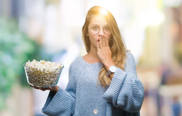 Jonge Mooie Blonde Vrouw Popcorn Eten Geïsoleerde Achtergrond Dekking Mond — Stockfoto