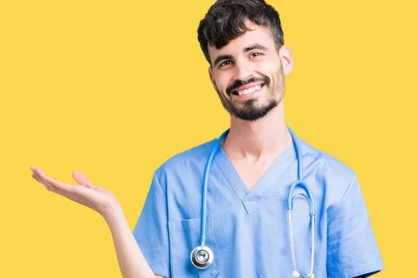 Jonge Knappe Verpleegkundige Man Chirurg Uniform Dragen Geïsoleerde Achtergrond Vrolijke — Stockfoto