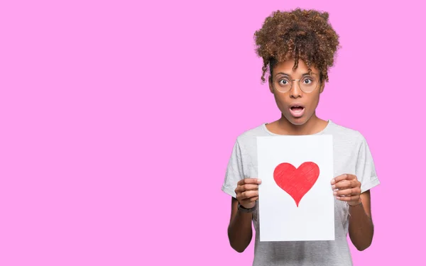 Jovem Afro Americana Segurando Papel Com Coração Vermelho Sobre Fundo — Fotografia de Stock