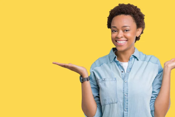 Jovem Bela Mulher Afro Americana Sobre Fundo Isolado Sorrindo Mostrando — Fotografia de Stock