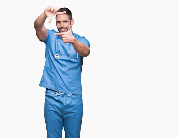 Bonito Jovem Médico Cirurgião Homem Sobre Fundo Isolado Sorrindo Fazendo — Fotografia de Stock