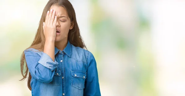 Młoda Piękna Kobieta Brunetka Sobie Niebieski Denim Koszula Białym Tle — Zdjęcie stockowe