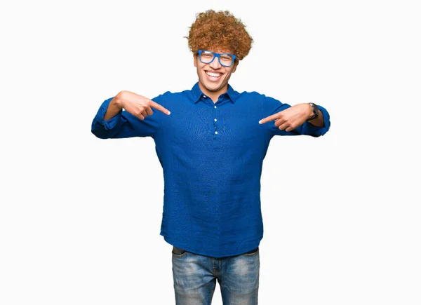 Junger Gutaussehender Mann Mit Afro Haaren Der Eine Blaue Brille — Stockfoto