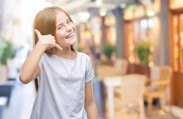 Menina Bonita Jovem Sobre Fundo Isolado Sorrindo Fazendo Gesto Telefone — Fotografia de Stock