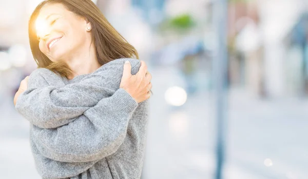 Beautiful Middle Age Woman Wearing Winter Sweater Isolated Background Hugging — Stock Photo, Image