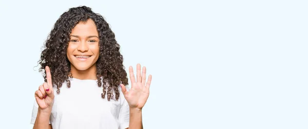 Junge Schöne Frau Mit Lockigem Haar Trägt Weißes Shirt Und — Stockfoto