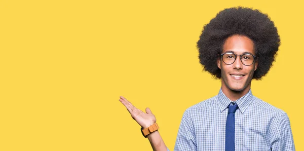 Joven Hombre Negocios Afroamericano Con Cabello Afro Usando Gafas Sonriente — Foto de Stock