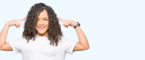 Mooie Jongedame Met Krullend Haar Dragen Witte Shirt Smiling Wijzend — Stockfoto