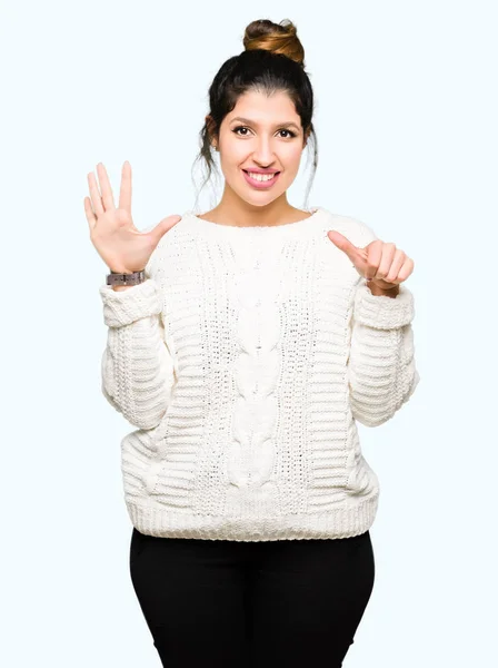 Jovem Mulher Bonita Vestindo Camisola Inverno Mostrando Apontando Para Cima — Fotografia de Stock