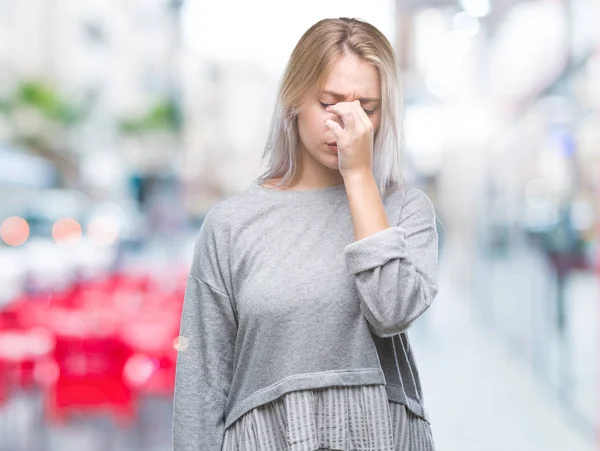 年轻的金发女人在孤立的背景下疲惫的摩擦鼻子和眼睛感到疲劳和头痛 压力和挫折概念 — 图库照片