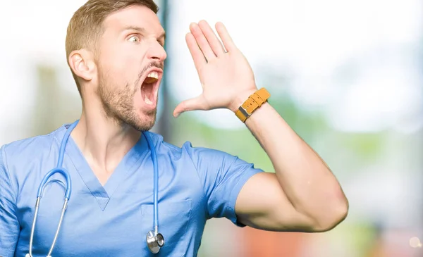 Beau Médecin Homme Portant Uniforme Médical Sur Fond Isolé Criant — Photo