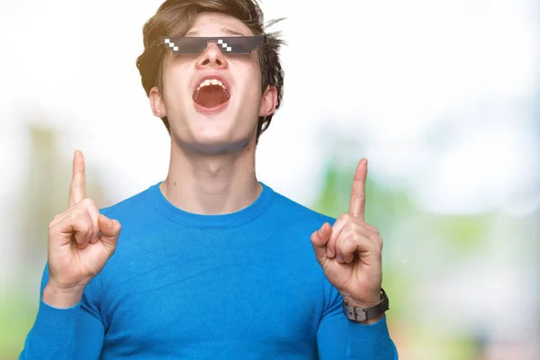Mladý Muž Nosí Legrační Thug Life Brýle Izolované Pozadí Ohromen — Stock fotografie