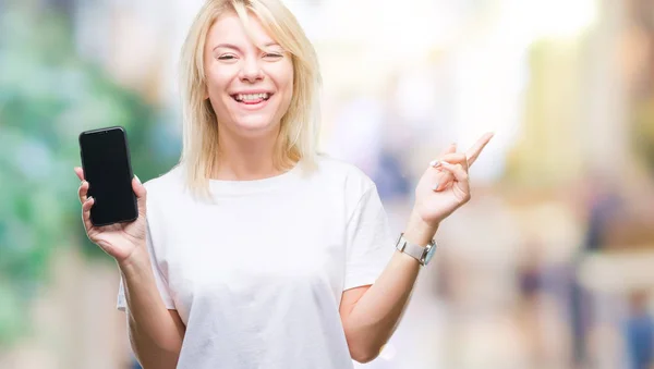 Mladá Krásná Blondýnka Zobrazeno Obrazovka Smartphone Izolované Pozadí Velmi Šťastný — Stock fotografie