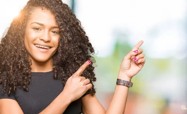 Mooie Jongedame Met Krullend Haar Glimlachen Kijken Naar Camera Wijzen — Stockfoto