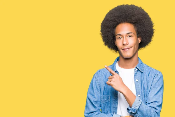 非洲青年美国人 非洲头发用手指指向侧面 显示广告 严肃而平静的脸 — 图库照片