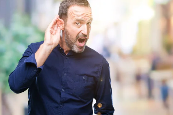 Orta Yaş Bir Işitme Söylenti Dedikodu Için Dinleme Kulak Üzerinde — Stok fotoğraf