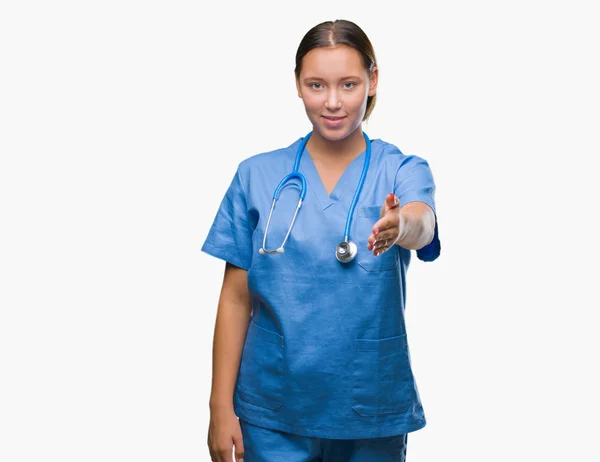 Jovem Mulher Médica Caucasiana Vestindo Uniforme Médico Sobre Fundo Isolado — Fotografia de Stock