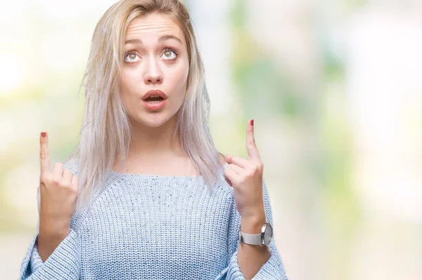 Jonge Blonde Vrouw Winter Trui Dragen Geïsoleerde Achtergrond Verbaasd Verrast — Stockfoto