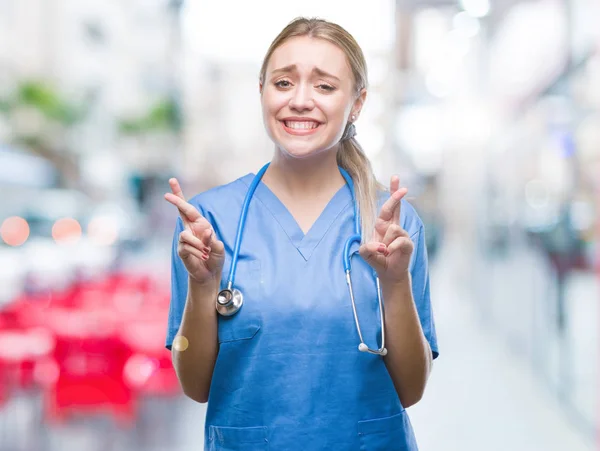 Joven Cirujana Rubia Doctora Sobre Fondo Aislado Sonriendo Cruzando Los — Foto de Stock