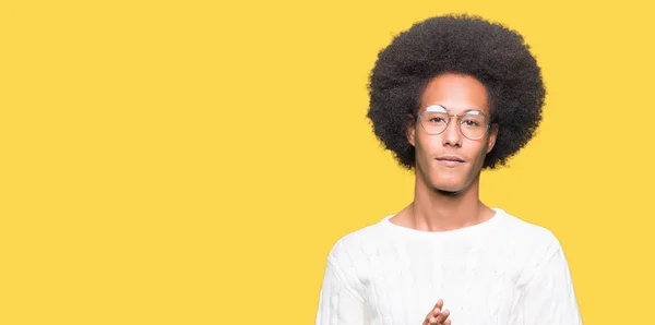 Joven Hombre Afroamericano Con Pelo Afro Usando Gafas Las Manos —  Fotos de Stock
