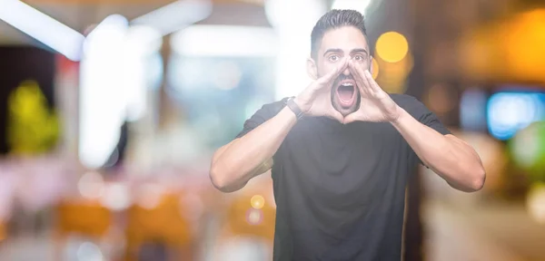 Jovem Bonito Homem Sobre Isolado Fundo Gritando Irritado Voz Alta — Fotografia de Stock