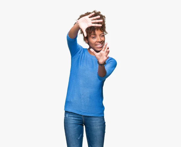 Linda Jovem Afro Americana Sobre Fundo Isolado Sorrindo Fazendo Quadro — Fotografia de Stock