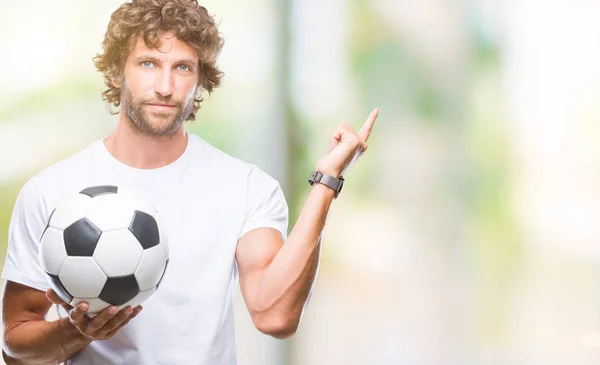 Bonito Modelo Hispânico Homem Segurando Bola Futebol Sobre Fundo Isolado — Fotografia de Stock