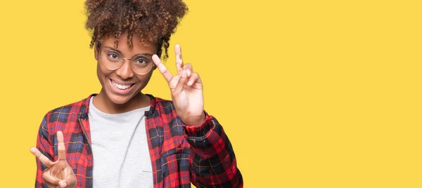 Hermosa Mujer Afroamericana Joven Con Gafas Sobre Fondo Aislado Sonriendo —  Fotos de Stock