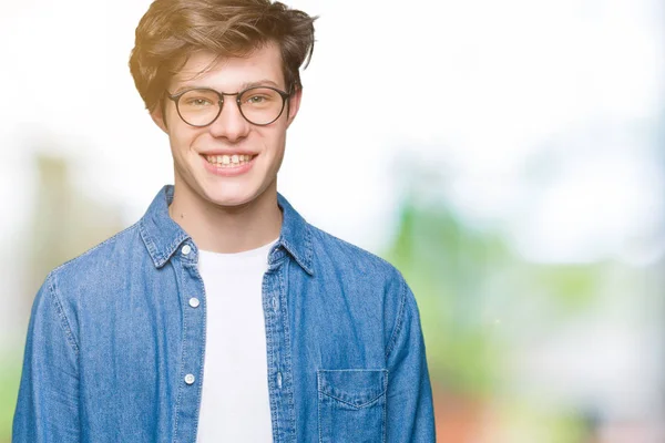 Joven Hombre Guapo Con Gafas Sobre Fondo Aislado Con Una —  Fotos de Stock